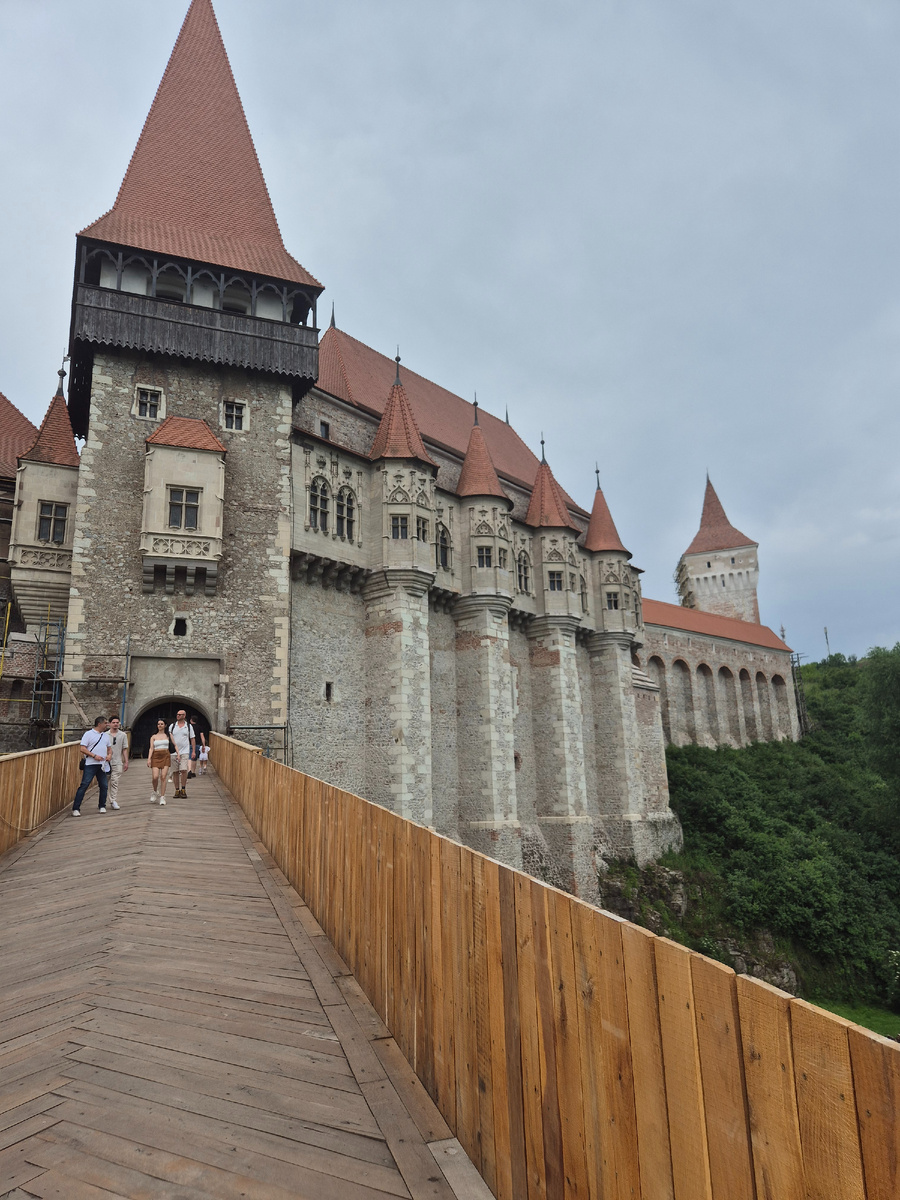 Замок Корвинов и подвесной мост к нему (сейчас реставрируют).