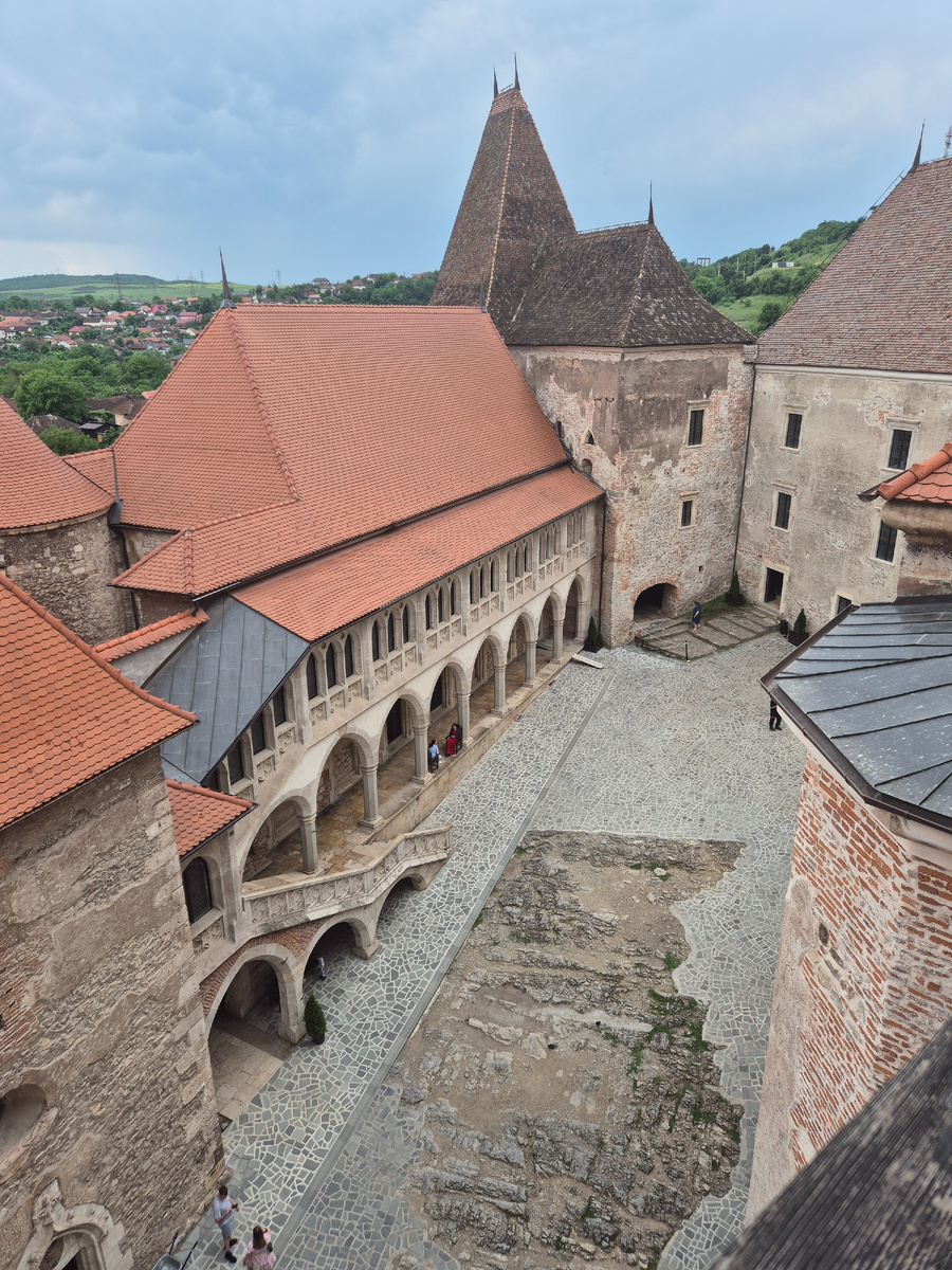 Вид на внутренний двор с башни замка.