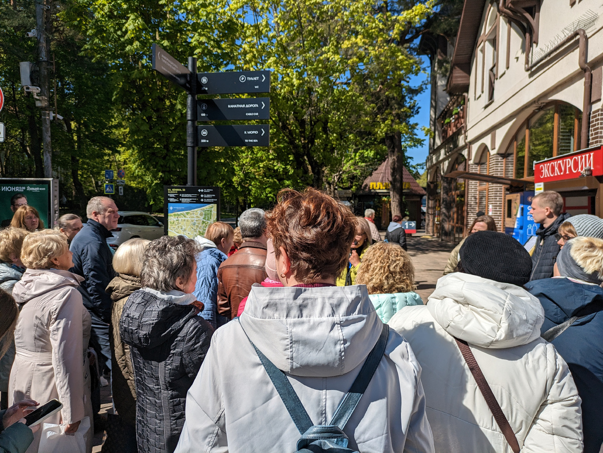 Толпа около гида. Фото: "История одного ремонта и что было после".