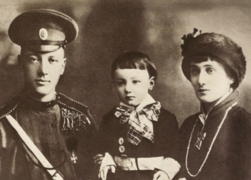 Анна Ахматова с мужем Н. С. Гумилёвым и сыном Львом. Фото из открытого источника
