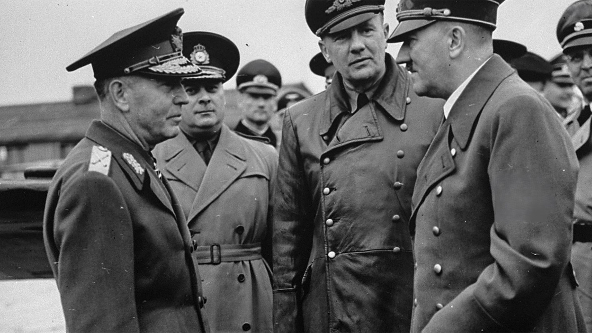Психопат, маньяк и военный преступник А. Гитлер с вождём румынских нацистов и военным преступником Й.Антонеску. 