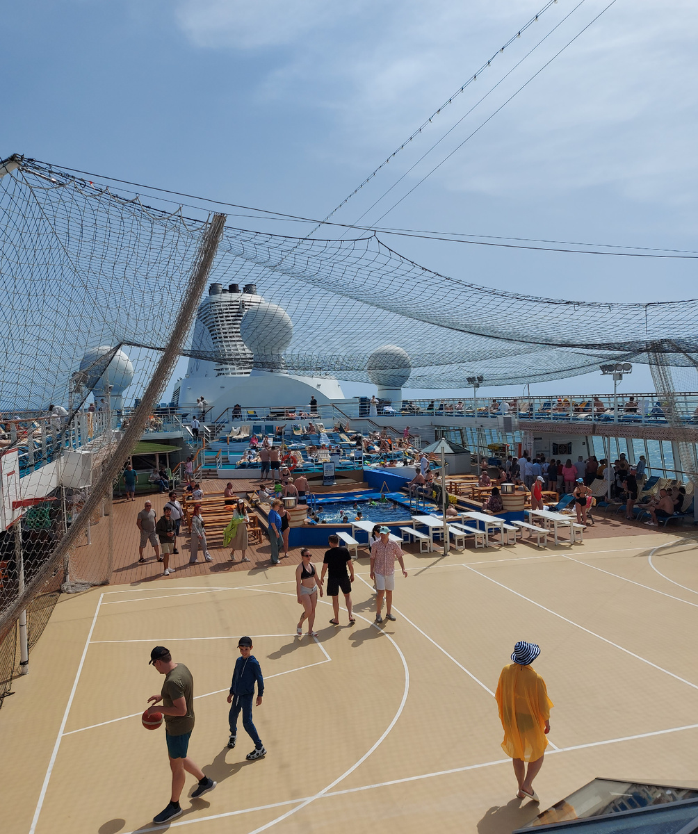 И эта статья - как раз для того, чтобы ваши круизные дни проходили именно так: в бассейне, на шезлонге или с мячом в руках. А утюг и всё, что связано с бытом, пусть остаётся по другую сторону причала.