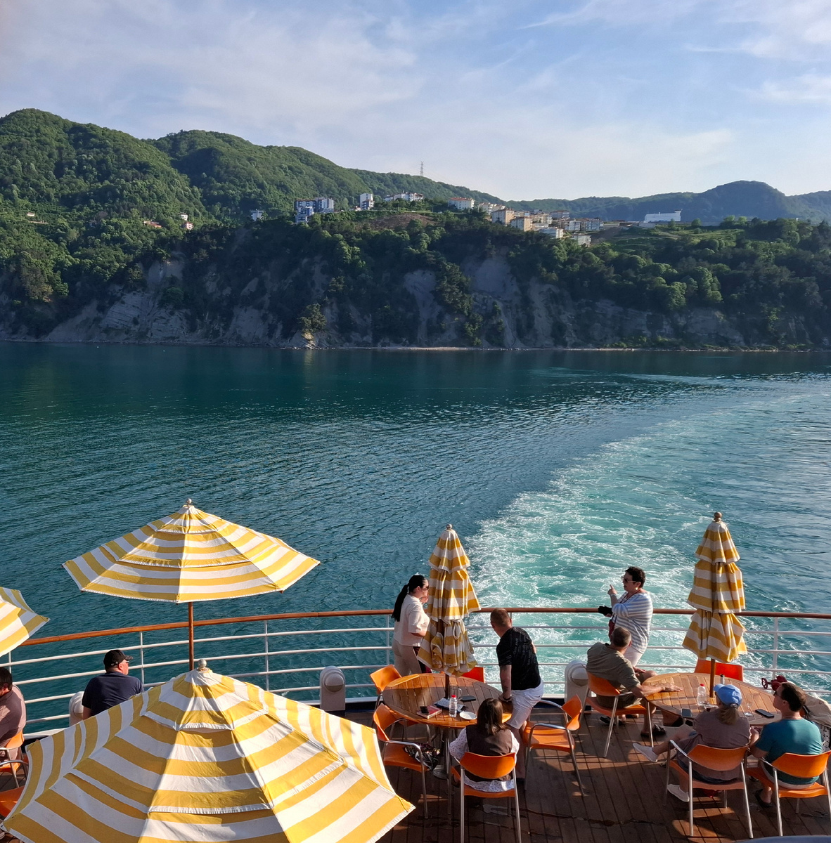 Здесь главное - не чемоданное содержимое, а момент. Море, горы, хороший стол и свободный разговор. А всё остальное - лишнее.