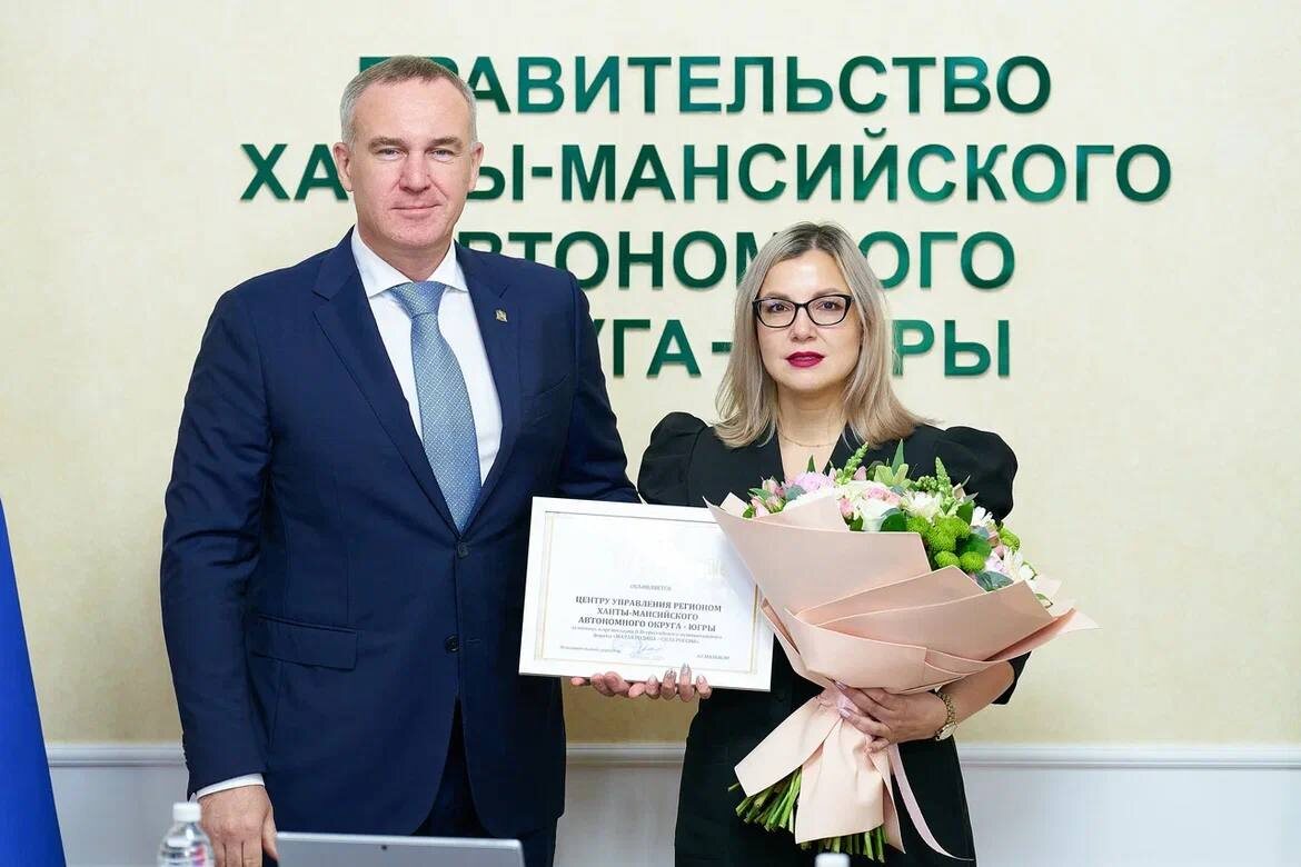    Руслан Кухарук вручил благодарность ВАРМСУ коллективу ЦУР за помощь в организации форума «Малая Родина – сила России»