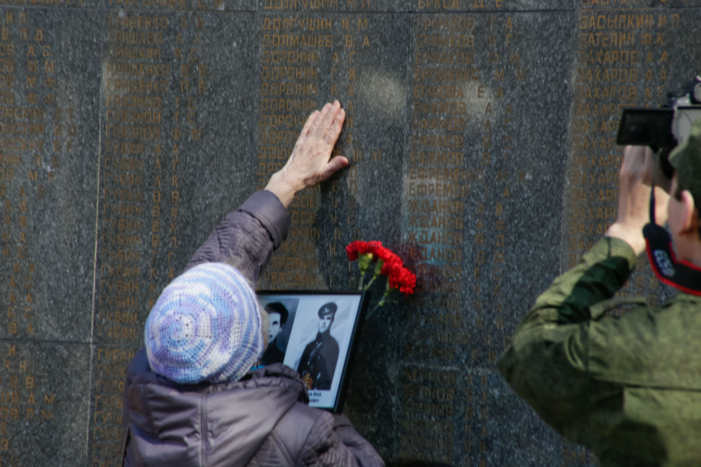    Через года, через века — помните!