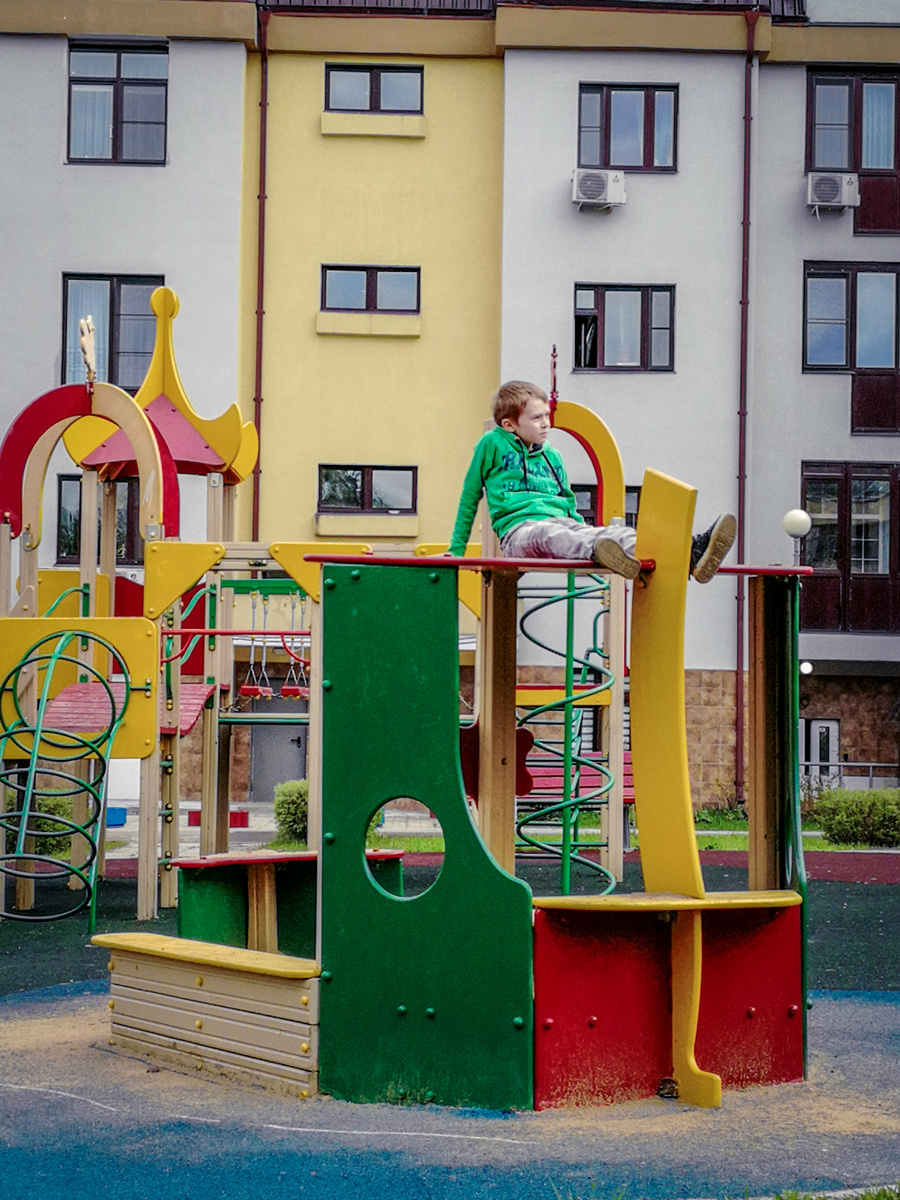 6 мая 2019 года. Где-то на детской площадке., задумался о чем-то своем...