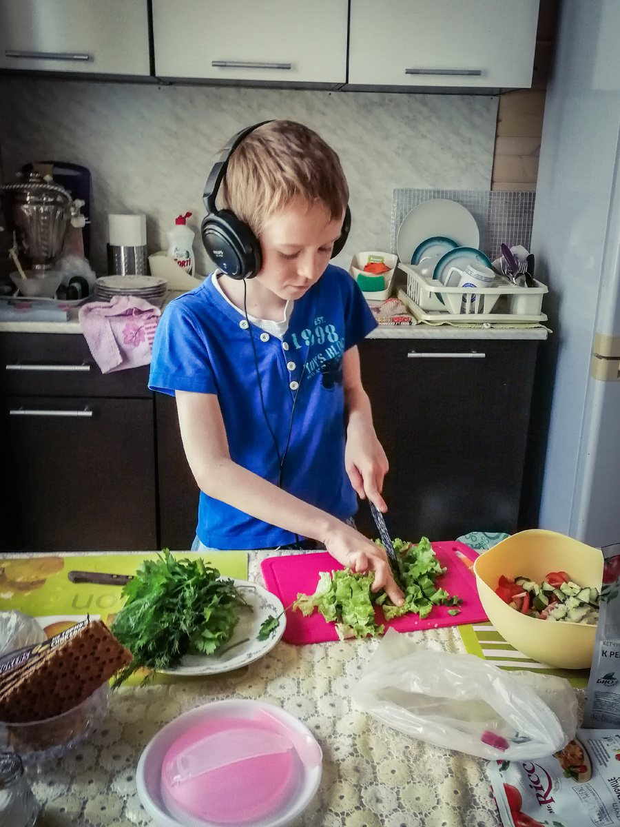 10 мая 2019 года. Я помогаю готовить, но с музыкой это делать приятнее. Не все понимают мою музыку))