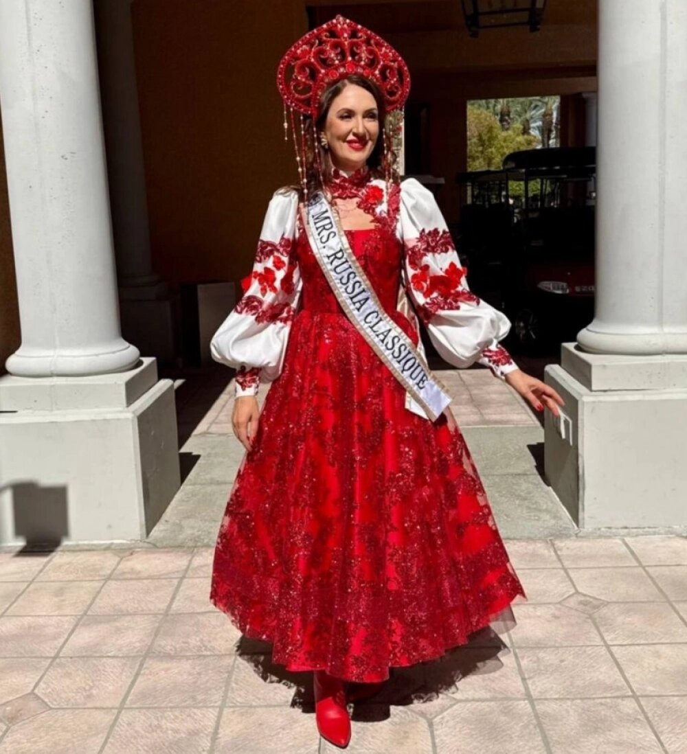    Самое главное для Натальи на конкурсе Mrs. Globe Classique 2025 – национальный наряд, сшитый по типу красного русского сарафана. Фото: VK-паблик «Московский район, Санкт-Петербург».