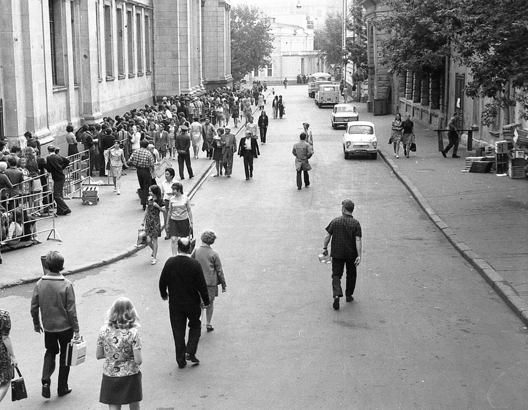 Очередь к Пушкинскому музею