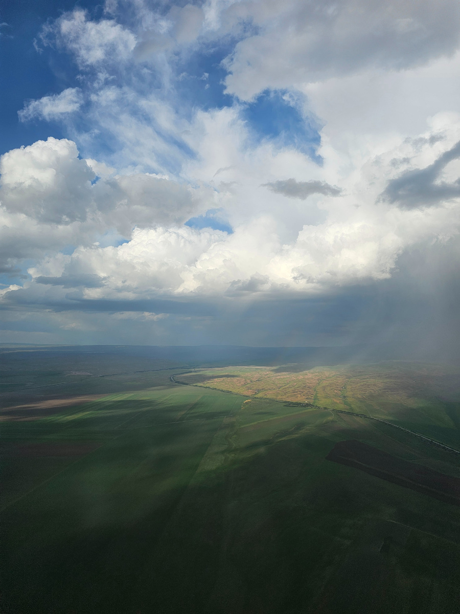 Совсем недавно прошёл дождь, но было тепло. Всю поездку нам улыбалась Солнце