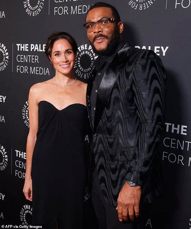 Герцогиня Сассекская и Тайлер Перри впервые встретились, когда он отправил Меган записку перед её свадьбой в 2018 году. Пара впервые появилась вместе на красной ковровой дорожке в декабре 2024 года