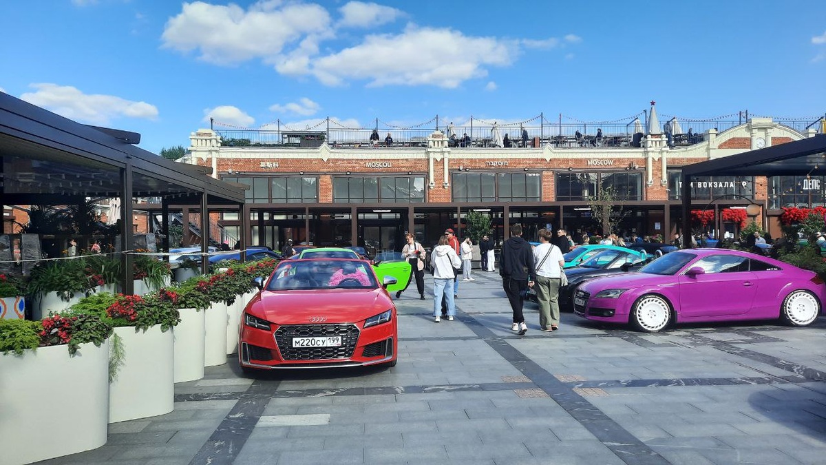 Много одинаковых машин, окрашенных в разные цвета