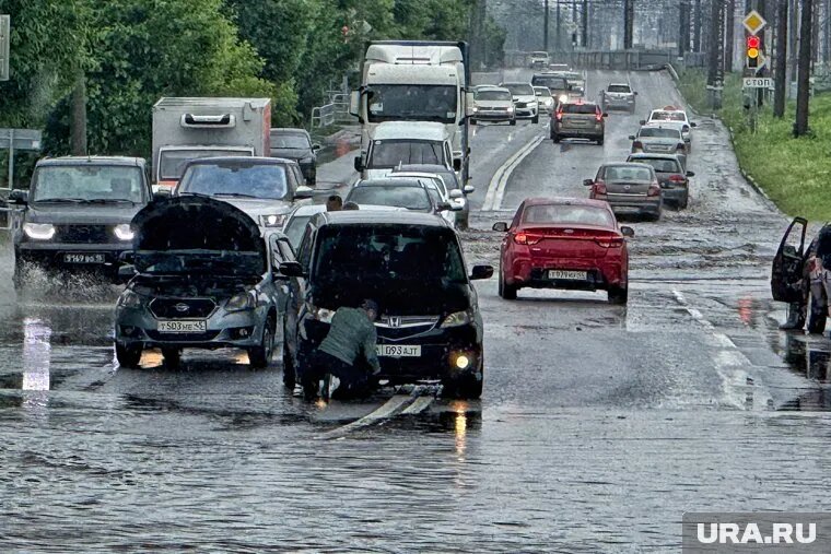 Улицы Кургана погрузились в воду после сильного дождя. Фото: Екатерина Сычкова © URA.RU