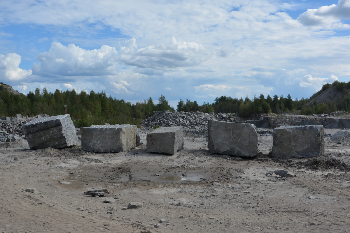 Гранитные блоки серого гранита из мест. Каменногорское