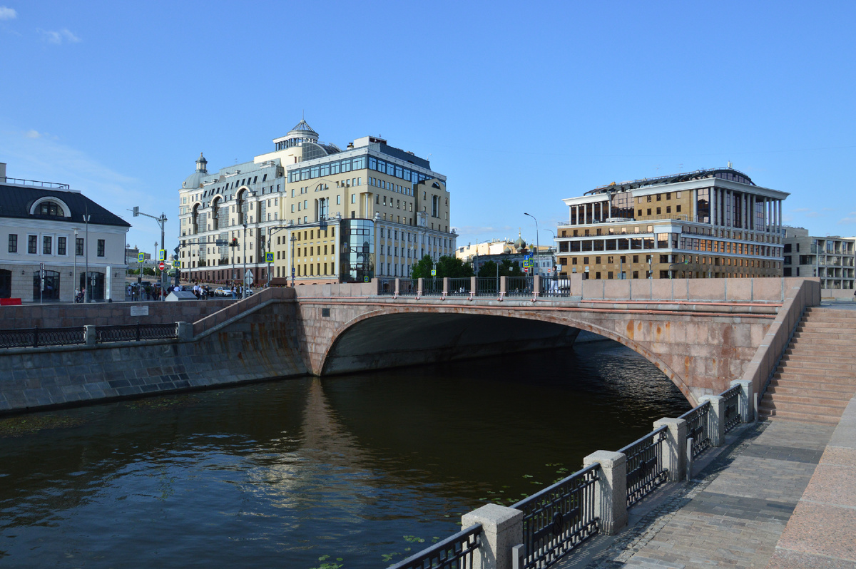 Водоотводный канал. Чугунный мост. Фото автора