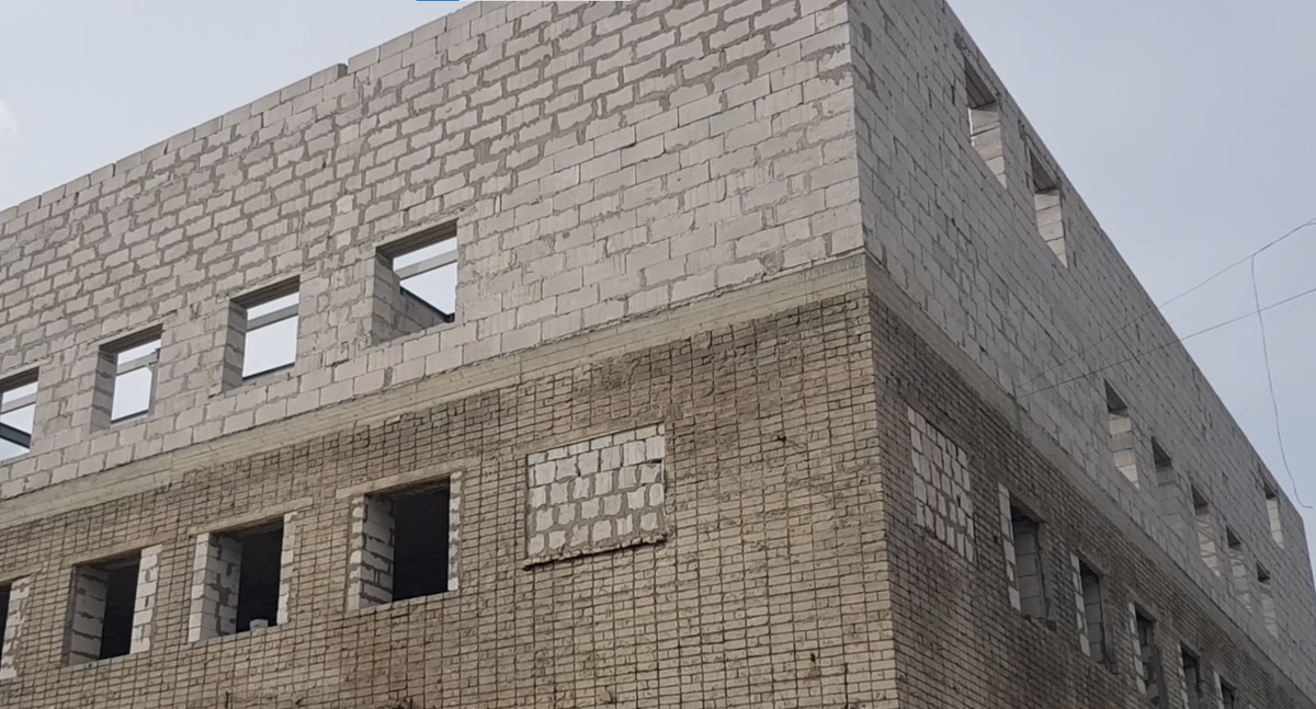 Двухэтажный дом намного сложнее строить. Работы будут связаны с высотой и подъемом грузов.