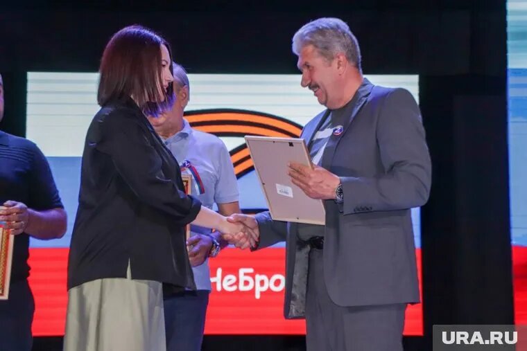 Кузьменков выразил искренние соболезнования и слова поддержки родным и близким Алисы. Фото: Telegram-канал Главы Еткульского района Челябинской области © URA.RU