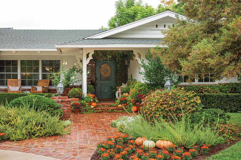 На террасе у главного входа, в зависимости от сезона, Тренни часто меняет декор: подушки, пледы, растения в горшках и корзинах. Например, как мы видим на фото – отлично вписала тыквы, которые сразу создают осеннее настроение.