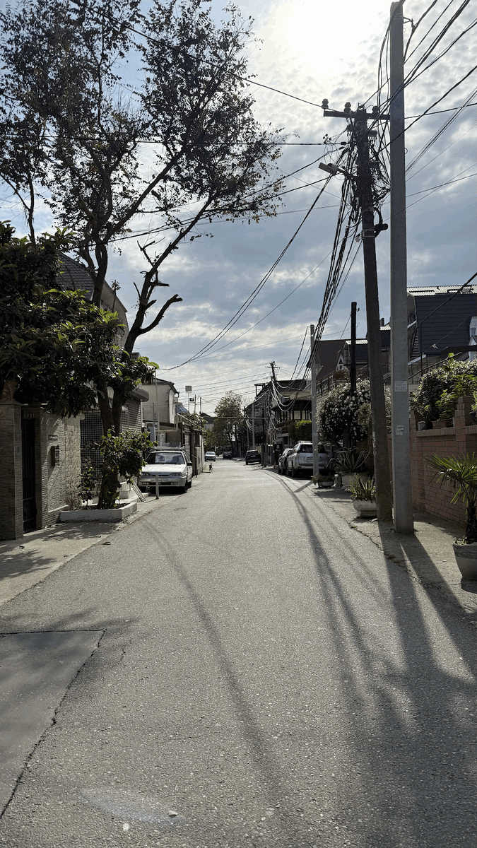 Вот по такому частному сектору можно прогуляться до моря, машин тут мало