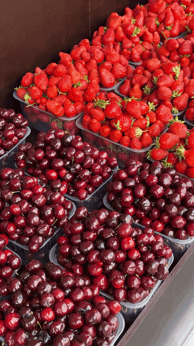 Каждый вечер покупали там ягоды. Клубника стоила 350 руб за кг!