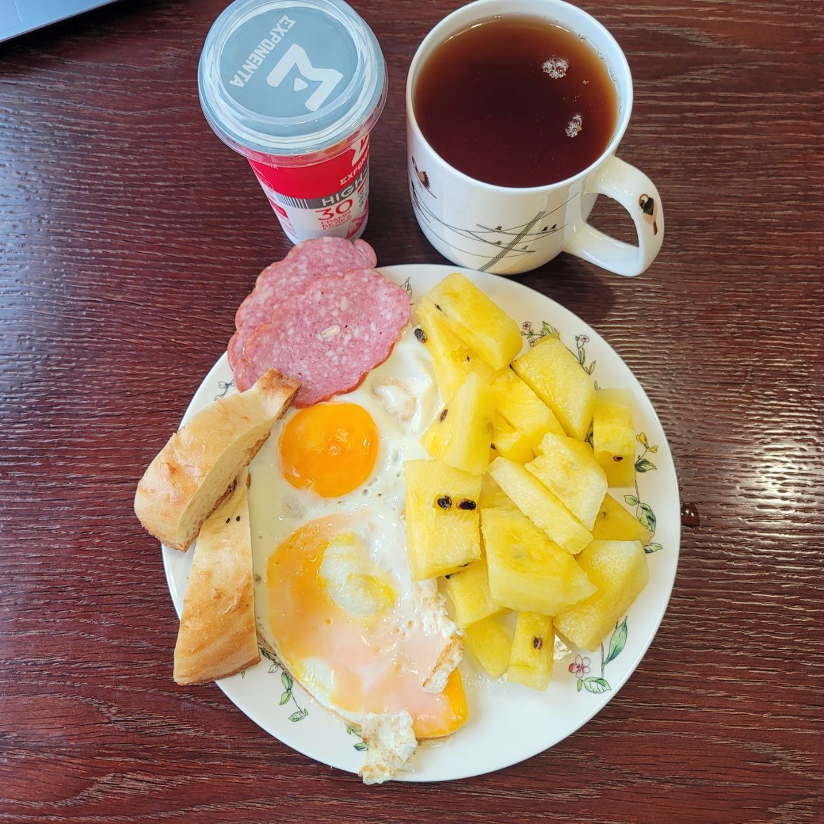 Самая обычная утренняя яичница. И желтый арбуз.