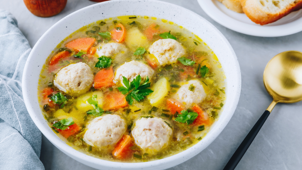 Фото @wmaster890/ Canva Суп. Супы рецепты. Суп с фрикадельками. Фрикадельки. Суп с кабачками. Кабачки. Рецепты. Домашние рецепты.