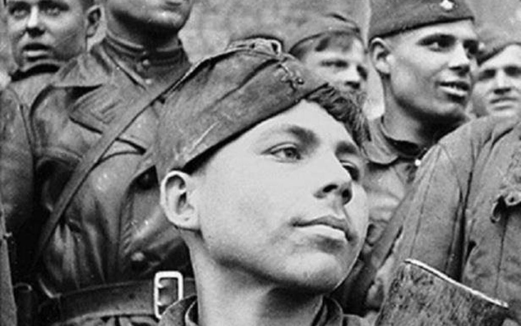 Разведчик, поднявший знамя Победы раньше всех — и ушедший в тень истории