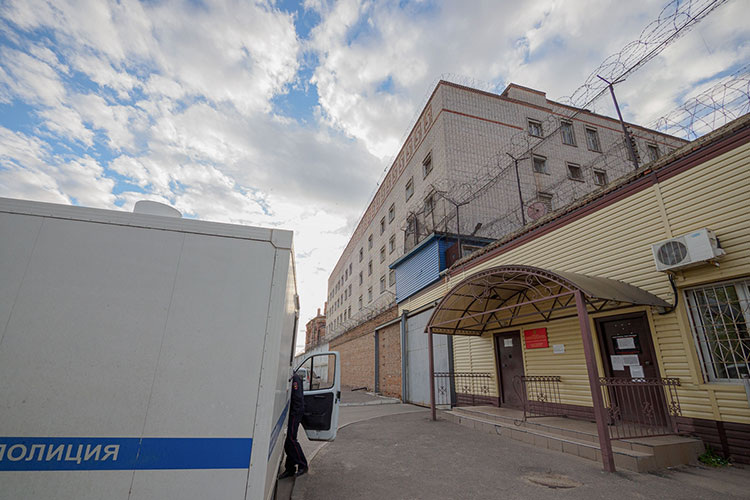    В пятницу вечером процессор КФУ скончался в Казанской горбольнице №2, куда его срочно доставили из СИЗО в Адмиралтейской слободе, где он находился с апреля 2024 года.   
Фото: «БИЗНЕС Online»