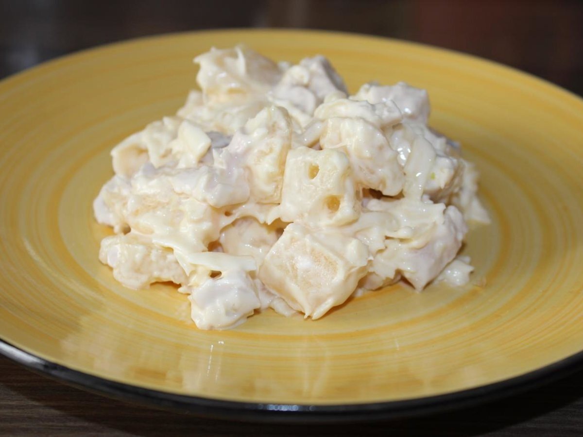    Этот салат с курицей и ананасом взорвал Рунет в 90-х