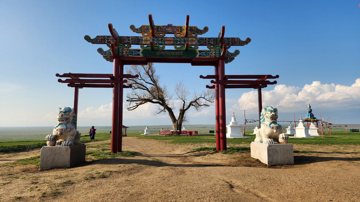 Одинокий тополь в Калмыкии. Ворота охраняют львы, олицетворяющие защитников буддийского учения