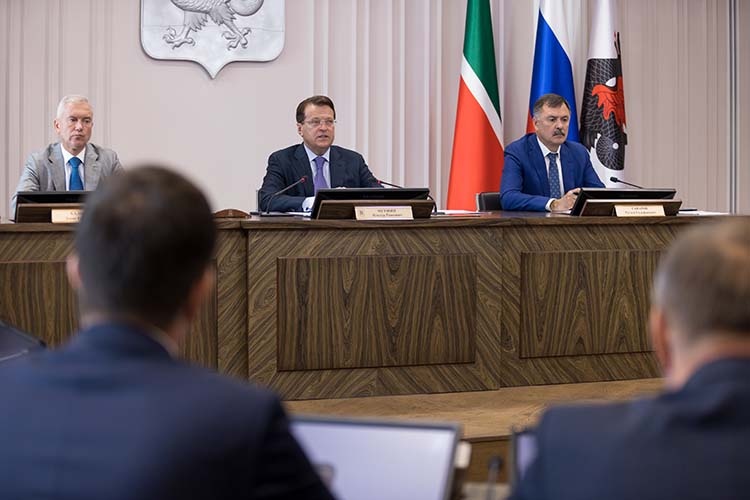    Ильсур Метшин: «Сегодня дефицит кадров — самый большой вызов. Это большой вопрос, и решать его надо на системной основе. Благо примеры хорошие есть, их нужно транслировать».   
Фото: metshin.ru