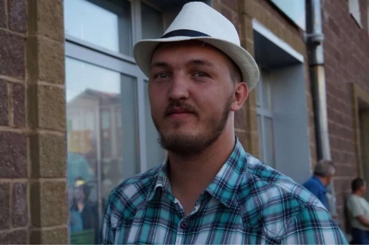    Улыбался до конца.