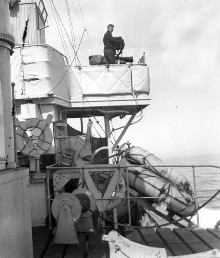 Матрос-сигнальщик канадского корвета «Коллинвуд» (HMCS Collingwood) на боевом посту.