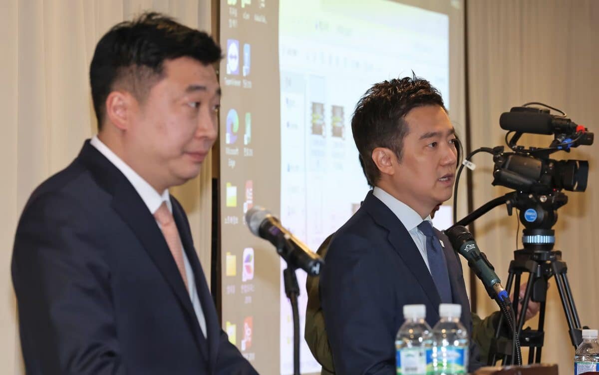   Ким Се Ый, глава Garosero Research Institute (справа), и адвокат Бу Джи Сок, законный представитель семьи покойной Ким Сэ Рон, проводят пресс-конференцию, связанную с актёром Ким Су Хёном, 7 мая днём в Space Share в Каннаме, Сеул. / Предоставлено News1