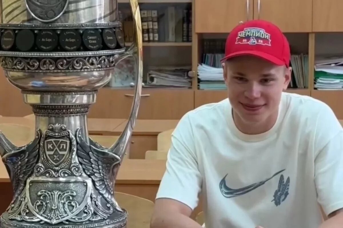    Даниил Бут из «Локомотива» принес Кубок Гагарина в свою школу