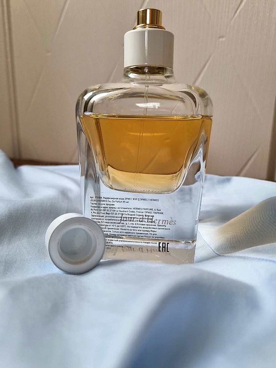 Фото автора. Верхние ноты: Грейпфрут, Лимон, Водные ноты
Средние ноты: Белые цветы, Гардения, Зеленые ноты, Сладкий горошек
База: Мускус, Древесные ноты