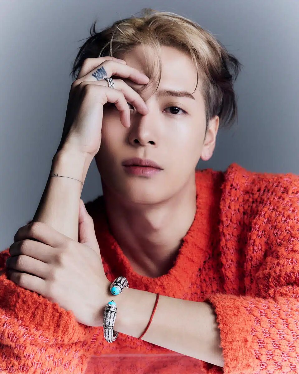   Браслет Cartier в стиле ар-деко (белое золото, бриллиант, бирюза, изумруд, черный лак), Кольцо «Maillon Panthere» Cartier (белое золото, бриллиант), Свитер JW ANDERSON