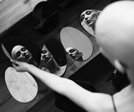 Лиза - героиня нашего ролика, столкнулась с алопецией уже во взрослом возрасте. Как она это переживала - смотрите в выпуски. Фото: социальные сети героини