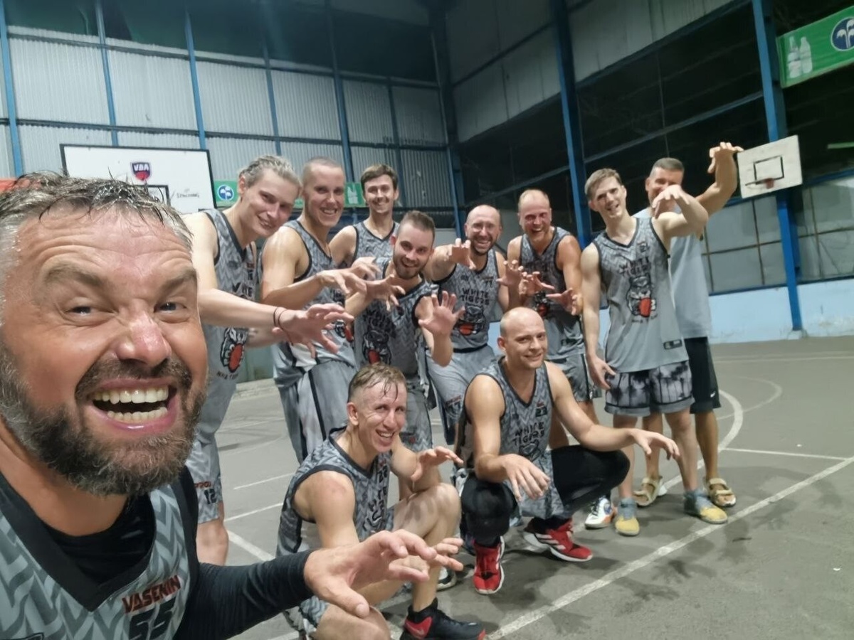 Командный дух на площадке — залог успеха в переговорной. Спорт помогает развивать лидерство, стратегическое мышление и способность действовать в команде — ключевые качества для прочного бизнеса и надёжного партнёрства.