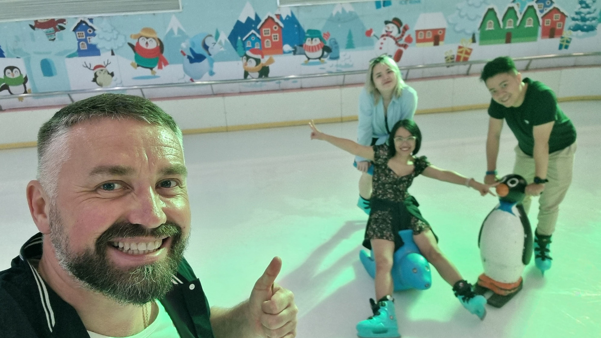 Крепкие партнерские связи – это фундамент успешного бизнеса. Здесь рождается доверие, взаимопонимание и, конечно же, отличное настроение! Ведь вместе мы не только работаем, но и активно отдыхаем, поддерживая здоровый образ жизни и командный дух.