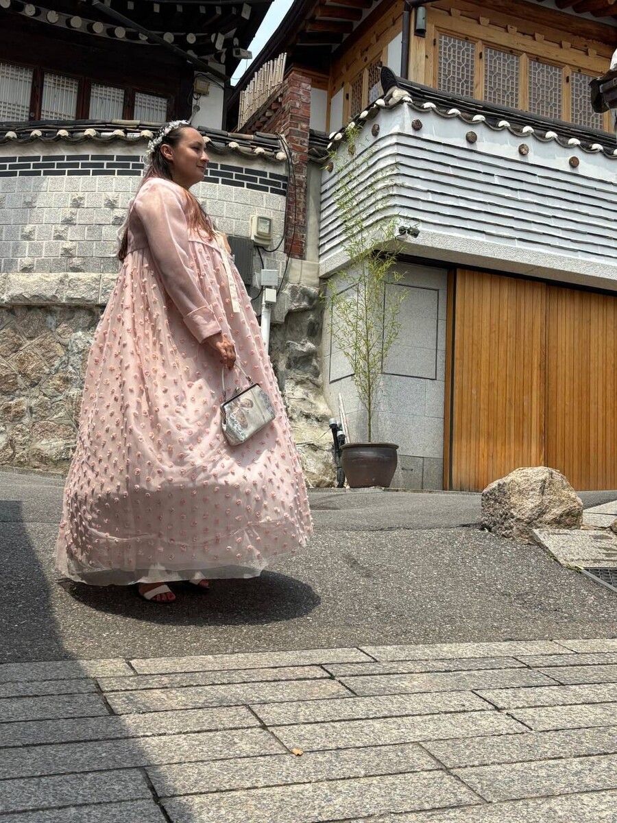 Это я прогуливаюсь в ханбоке по Букчону 😅