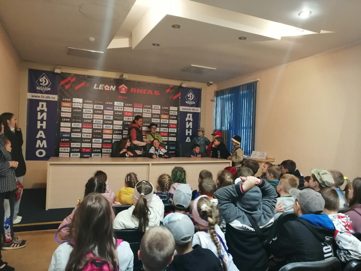 Наши дети в роли журналистов после матча. Футболисты тоже наши