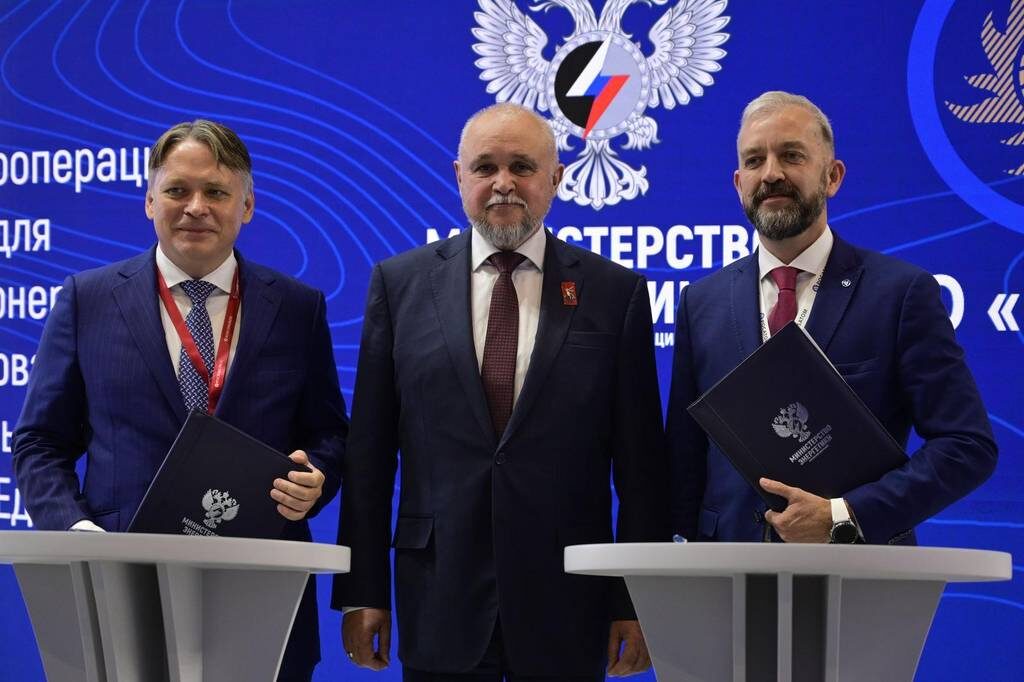 Министр энергетики Сергей Цивилев (в центре), Председатель Правления Системного оператора Федор Опадчий (слева) и генеральный директоро АО «РАСУ» Андрей Бутко (справа)