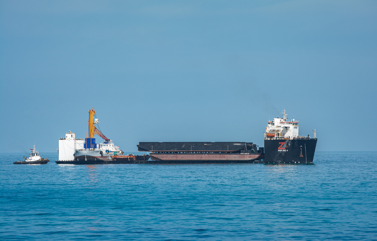 RED ZED II в настоящее время находится на рейде Конакри (Гвинея).