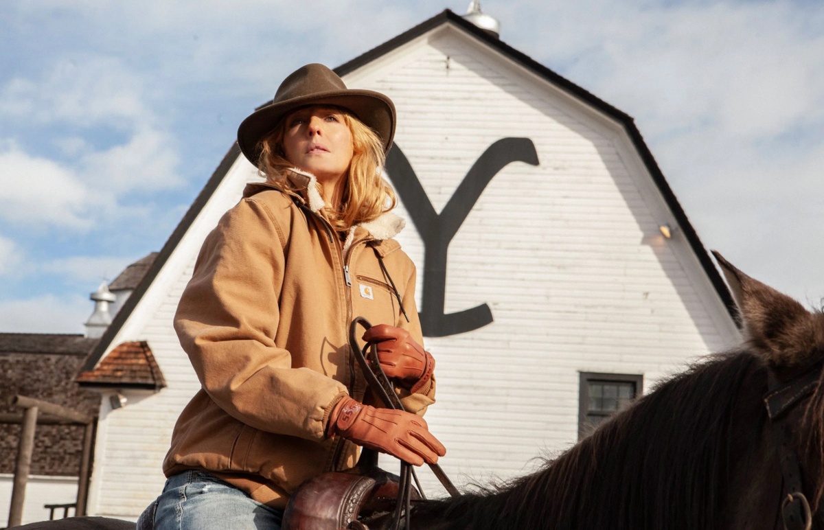 -Бет Даттон на кадре из сериала «Йеллоустоун»