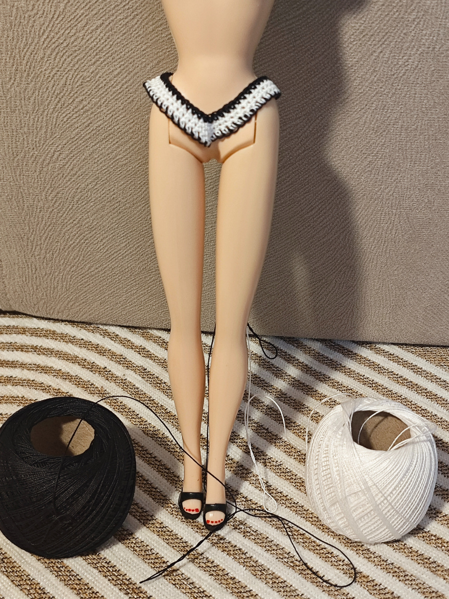 Черно-белый купальник для Барби крючком