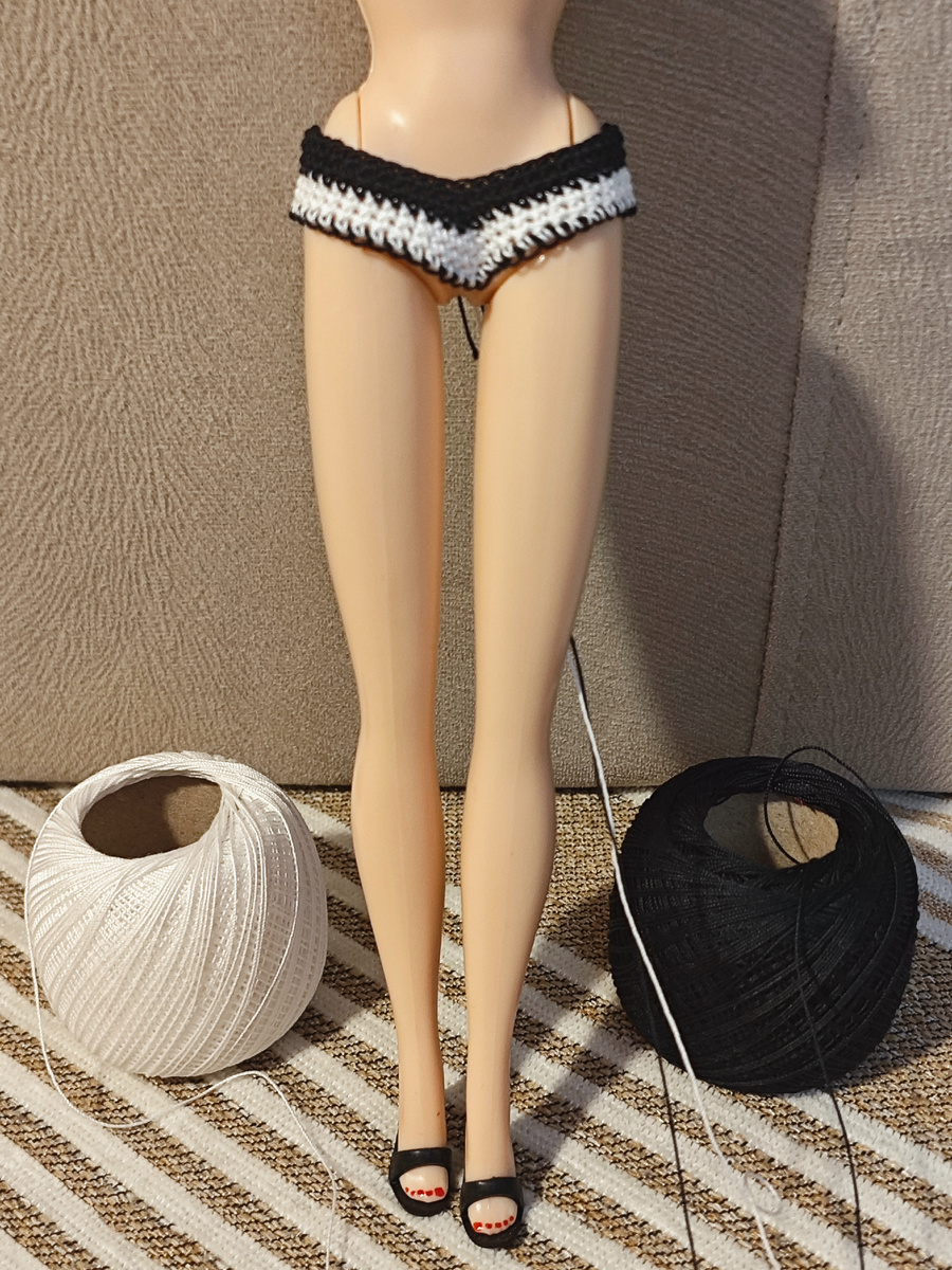 Черно-белый купальник для Барби крючком