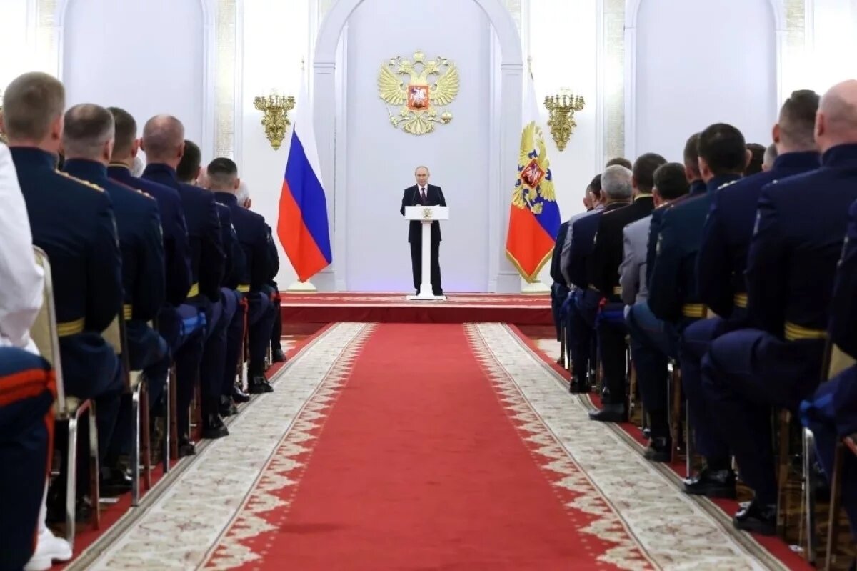   Президент России поздравил выпускников военных академий, вузов Министерства обороны, МЧС, силовых ведомств и спецслужб с окончанием обучения.