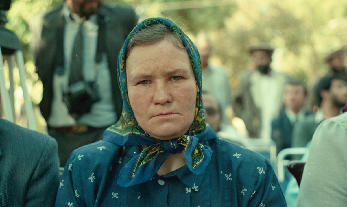 Мария Лопух - мама Андрея Лопуха (Белорусская ССР, Брестская область, деревня Гречиха), пропавшего без вести за год до вывода войск из Афганистана. Снимок сделан в Пешаваре (Пакистан) в 1989 году. Оставшись без поддержки государства, материнский комитет "Надежда" по каналам "народной дипломатии" организовал выкуп двух советских военнопленных в Пешаваре (Пакистан)