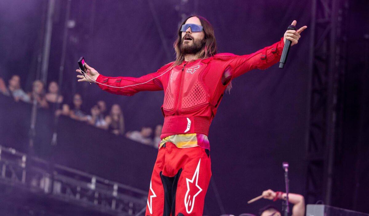     Российские фанаты спели Джареду Лето русские песни в Алматы